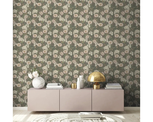 Wohnraum mit floraler Tapete und modernem Sideboard