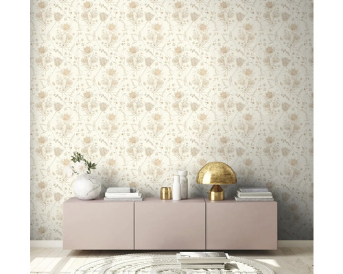 Tapete mit Blütenmuster in einem hellen Raum