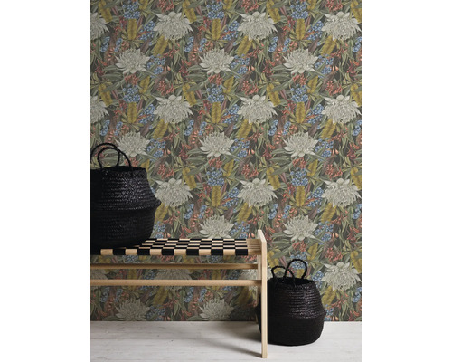 Gemusterte Tapete mit Blumenmotiv, Bank und zwei schwarzen Körben