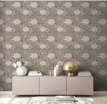 Innenraum mit gemusterten Tapeten, niedrigem Sideboard, Dekoration und Teppich