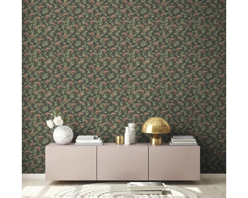 Raumszene mit einer gemusterten Tapete, einem Sideboard und dekorativen Elementen.