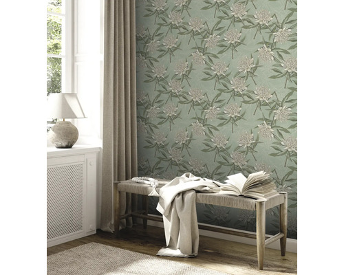 Heller Raum mit Fenster, Bank und Tapete mit Blütenmuster