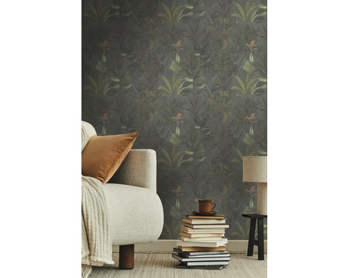 Wohnzimmer mit Couch und floraler Dschungeltapete