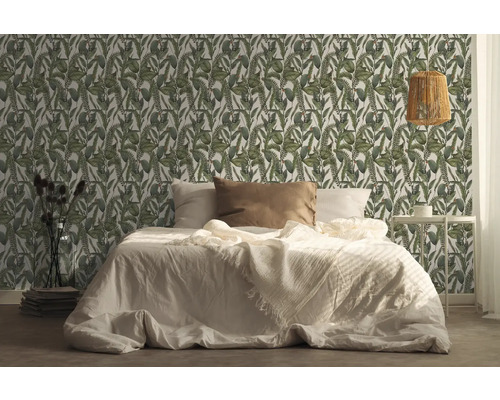 Schlafzimmer mit Bett und Dschungeltapete