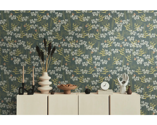 Szene mit floraler Tapete, Kommode und Dekorationsgegenständen