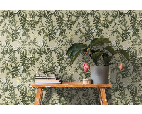 Szene mit floraler Tapete, Büchern und Topfpflanze auf einem Tisch