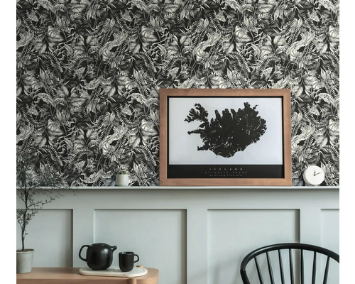 Raumansicht mit gemusterter Tapete, gerahmtem Bild und Dekorationen auf einem Sims