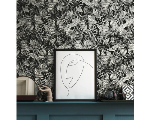 Dekorative Szene mit Blumentapete, Rahmen und Wohnaccessoires auf einem Regal