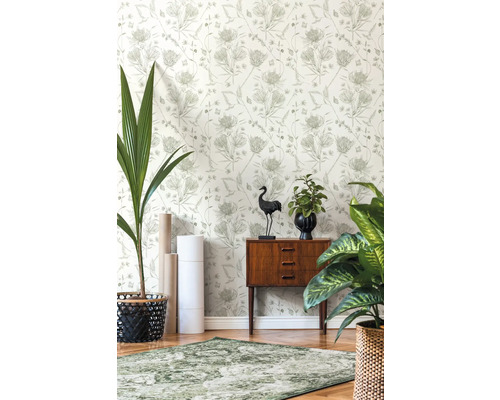 Dekoratives Zimmer mit gemusterter Tapete, Teppich und Holzfußboden.