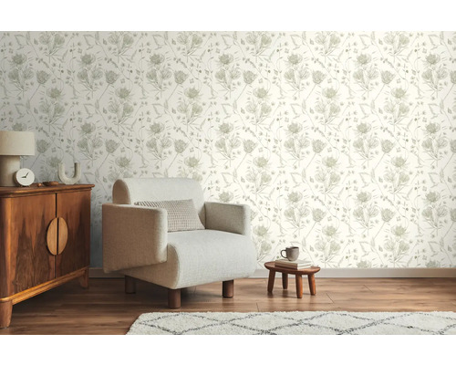 Einrichtungsbeispiel mit floral gemusterter Tapete, Sessel, Kommode und Teppich