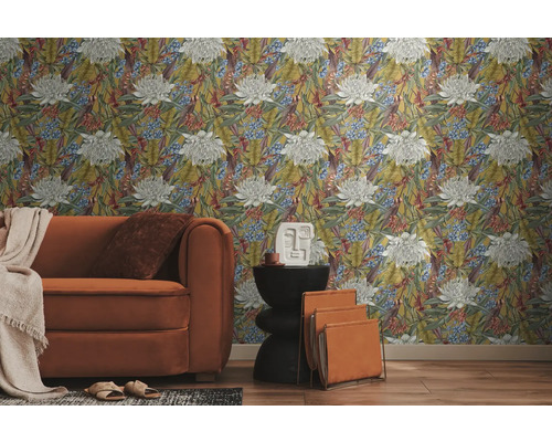 Wohnzimmer mit floral gemusterter Tapete, Sofa und Beistelltisch.