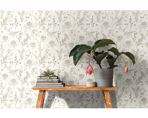 Tapete mit Blumen-, Schmetterlings- und Vogelmuster in einem hellen Raum