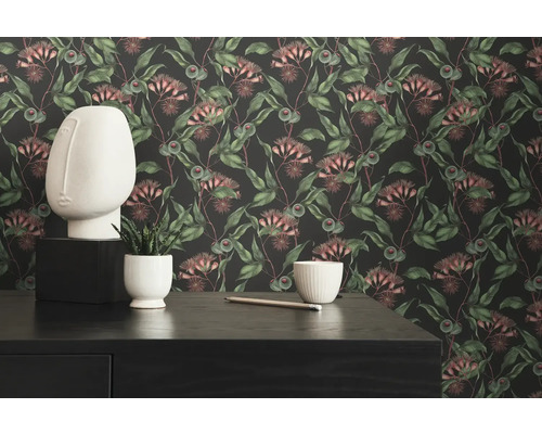 Dekoratives Interieur mit gemusterter Tapete, Skulptur und Pflanze