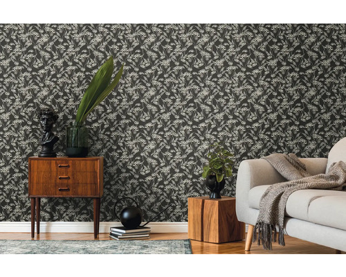 Dekoratives Wohnzimmer mit floral gemusterter Tapete, Kommode und Sofa.