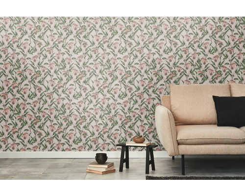 Wohnzimmer mit floral gemusterter Tapete und beigem Sofa