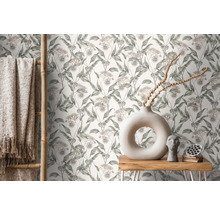 Dekoratives Interieur mit floral gemusterter Tapete, Leiter und Tisch mit Vase und Dekoration