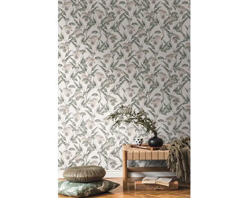 Wohnraum mit floral gemusterter Tapete, Sitzbank und Dekoration