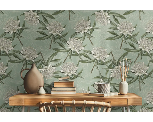 Szene mit einer Holztischplatte vor einer Wandtapete mit Blumenmuster, dekoriert mit einer Vase, Stapeln von Büchern und einer Tasse