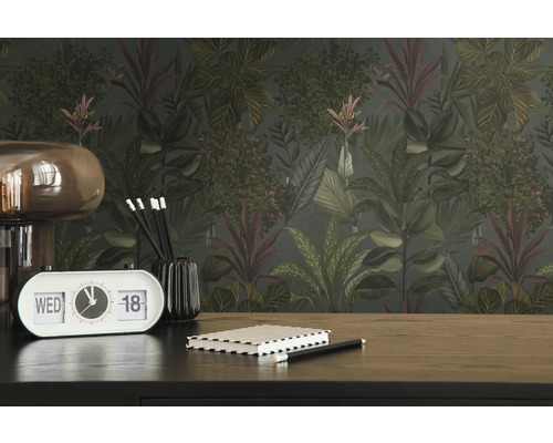 Büro mit Dschungel-Tapete, Schreibtisch, Tischuhr und Notizbuch