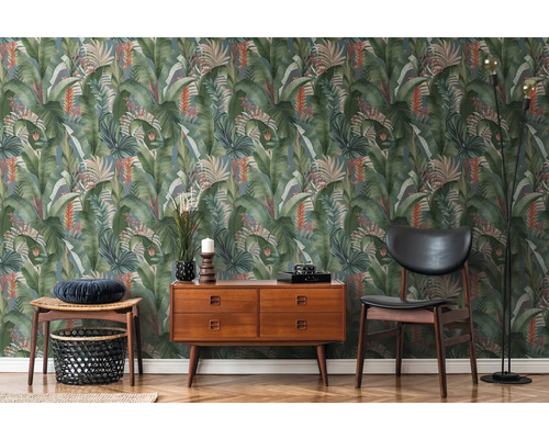 Wohnraum mit Kommode, Stuhl und Dschungeltapete