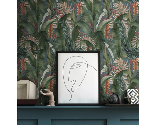 Szene mit gemusterter Tapete mit tropischen Blättern, einem gerahmten Bild und dekorativen Objekten auf einem Regal