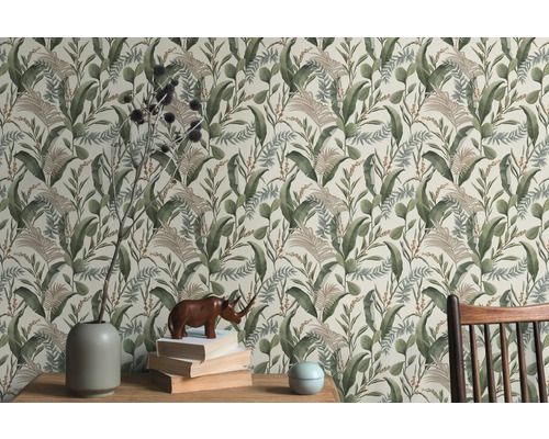 Szene mit einer floralen Tapete mit tropischen Blättern, einem Holztisch, einer Vase, Büchern und einer Nashornfigur