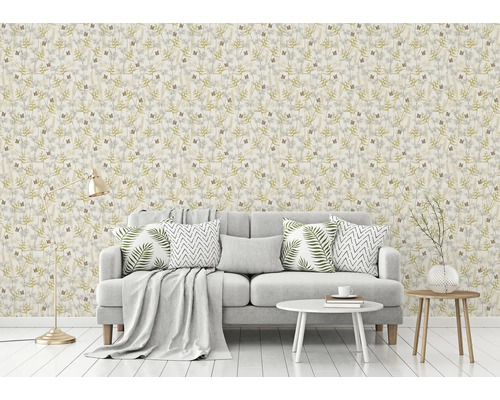 Wohnzimmer mit Sofa und floral gemusterter Tapete