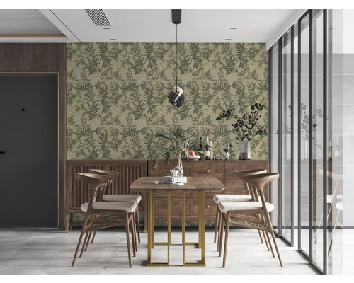 Esszimmer mit Esstisch, Stühlen und floraler Tapete