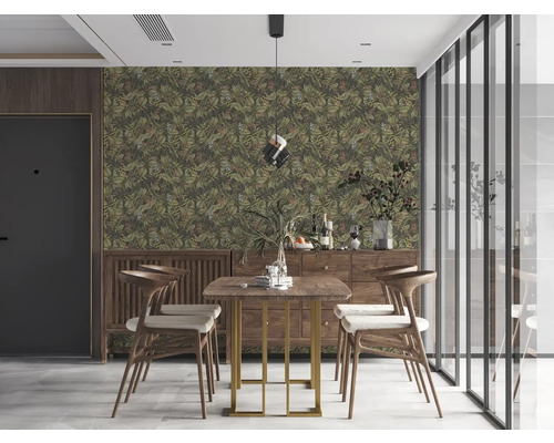 Esszimmer mit Esstisch, Stühlen und einer Wand mit botanischer Tapete