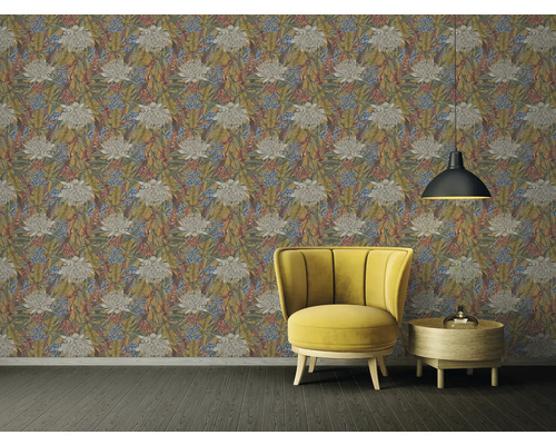 Dekorierter Raum mit gelbem Sessel, Lampe und Blumentapete