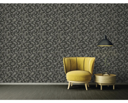 Dekoratives Zimmer mit floral gemusterter Tapete, Sessel und Lampe