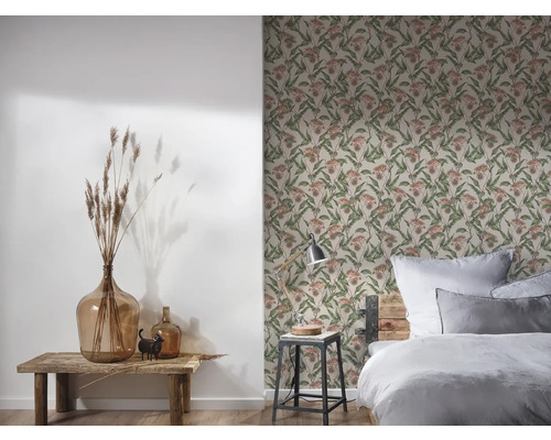 Schlafzimmer mit floral gemusterter Tapete, Bett und Dekorationen