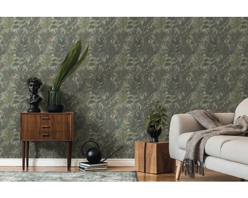 Wohnraum mit grüner Dschungel-Tapete, Kommode und Sofa