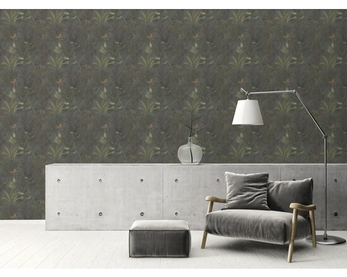 Wohnzimmer mit botanischer Tapete, Betonkommode, Sessel und Stehlampe