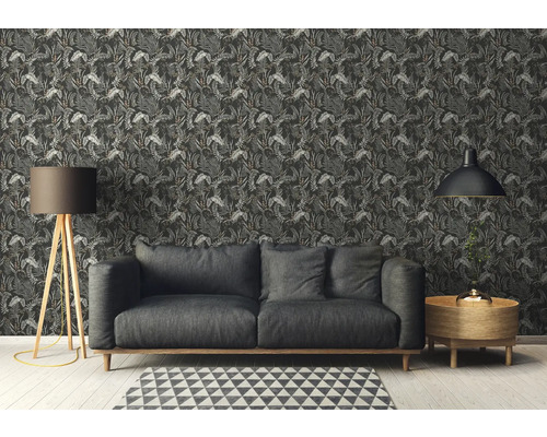 Wohnzimmer mit Sofa, Stehlampe, Tischlampe, Beistelltisch und Dschungeltapete