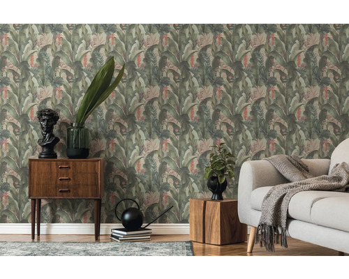 Wohnraum mit botanischer Tapete, Kommode und Couch