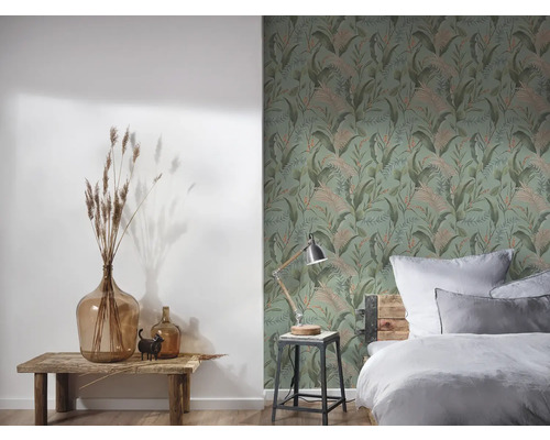 Einladendes Schlafzimmer mit botanischer Tapete, rustikalem Holzbett und natürlicher Dekoration.