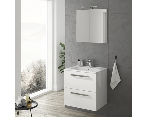 Modernes Badezimmer mit Waschtischunterschrank, Spiegel und Waschbecken