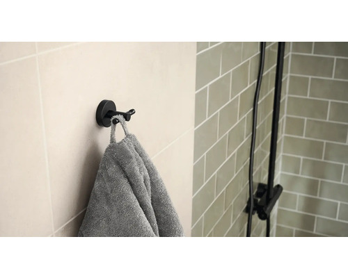 Badezimmeransicht mit Handtuchhaken und Handtuch