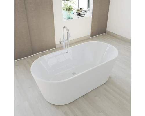 Freistehende Badewanne mit Armatur in einem hellen Badezimmer.