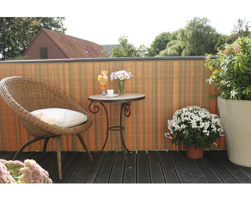 Sichtschutzzaun aus Bambus auf einem Balkon mit Stuhl und Tisch