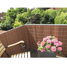 Balkon mit Sichtschutzmatte, Gartenmöbeln und Hortensien