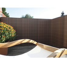 Terrasse mit Sichtschutzzaun aus Kunststoff, Holzliege und Pflanztopf mit Blumen