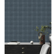 Szene mit blau karierter Tapete an der Wand