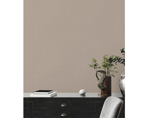 Dekorative Kommode mit Büchern, Kunstobjekt und Pflanze in einem hellen Raum.