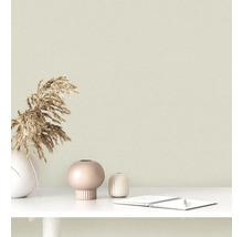 Nahaufnahme einer strukturierten Tapete im Innenraum, kombiniert mit dekorativen Elementen.