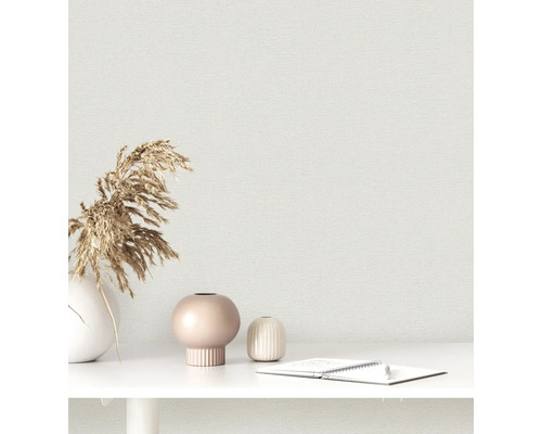 Helle Wohnraumgestaltung mit Struktur Tapete, Dekoration und Notizbuch auf einem Tisch