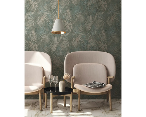 Wohnzimmer mit Tapete mit Blattmuster, zwei Sesseln und einem Beistelltisch mit Dekoration