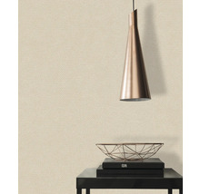 Beige Tapete im Raum mit Lampe und Dekoration auf einem Tisch