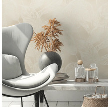 Wohnzimmer mit Sessel, Dekoration und Tapete mit Blättermotiv